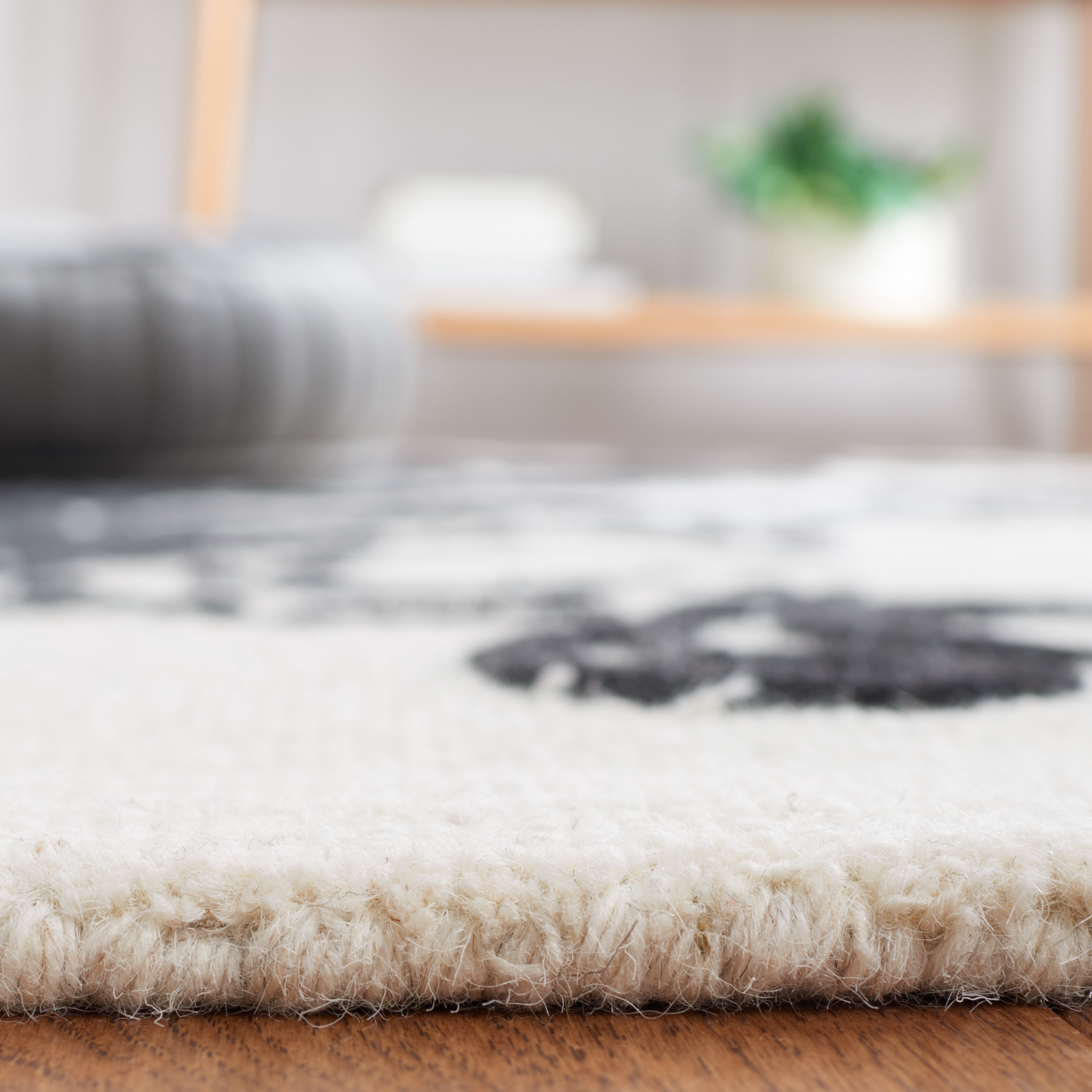 SAFAVIEH Jardin Salome Leaves Area Rug, Ivory/Black, 4' x 6'