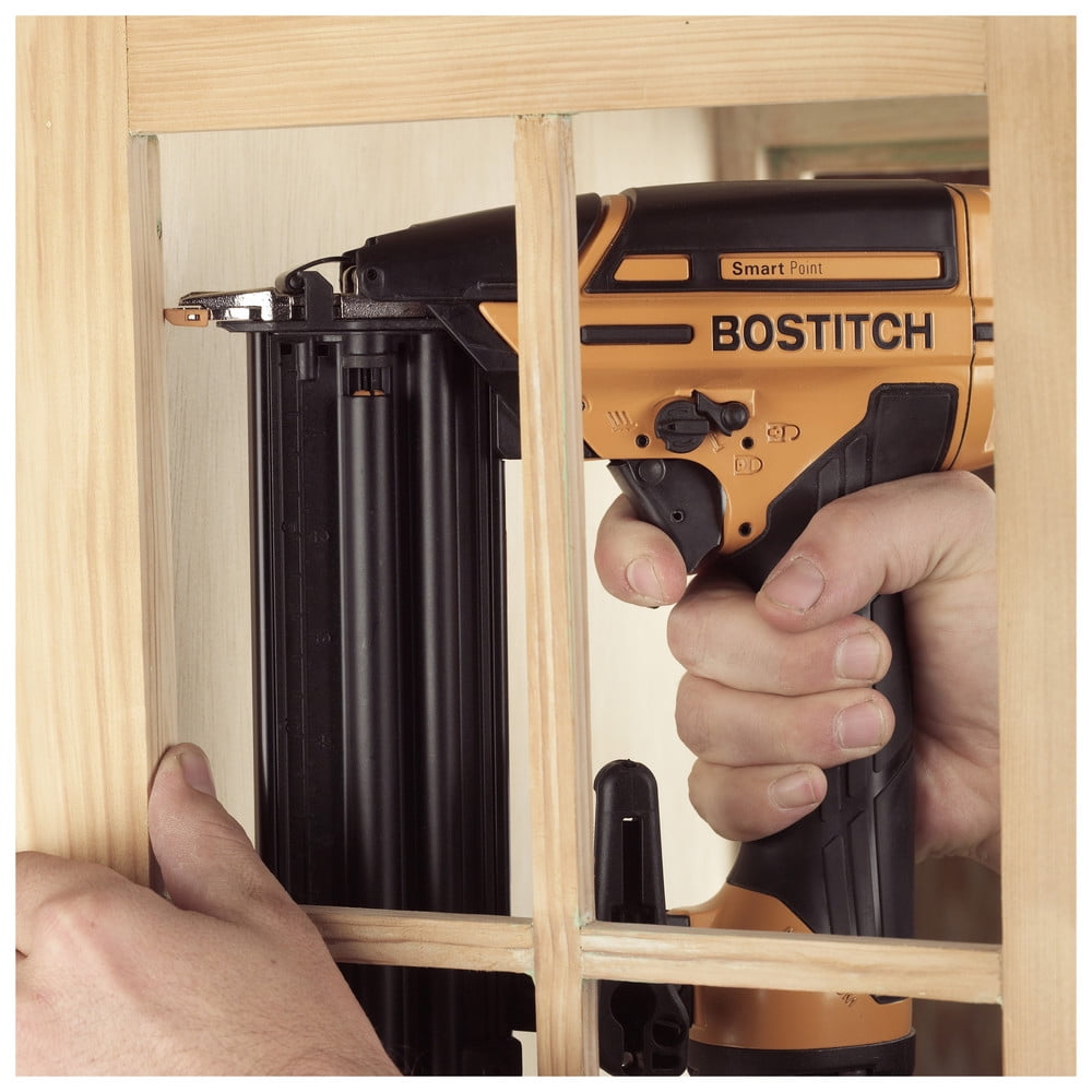Bostitch Smart Point Pneumatic 18 Ga. Brad Nailer Kit
