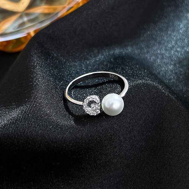 Anillo de plata con diamantes y perlas sintéticas, diseño de nicho para mujer, anillo de 26 letras, anillo de personalidad simple