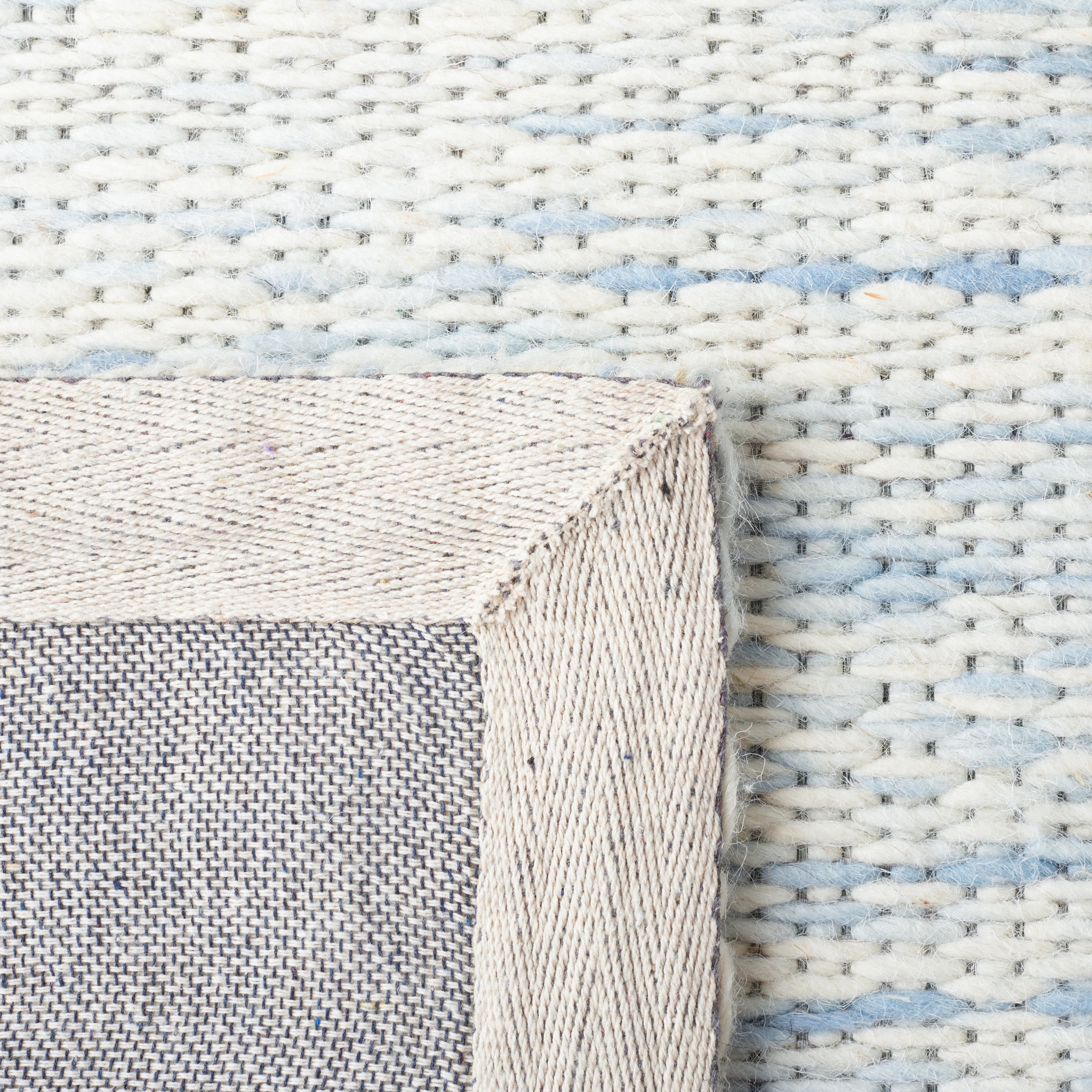 SAFAVIEH Marbella Taegan Distressed Area Rug, Blue/Ivory, 6' x 6' Round