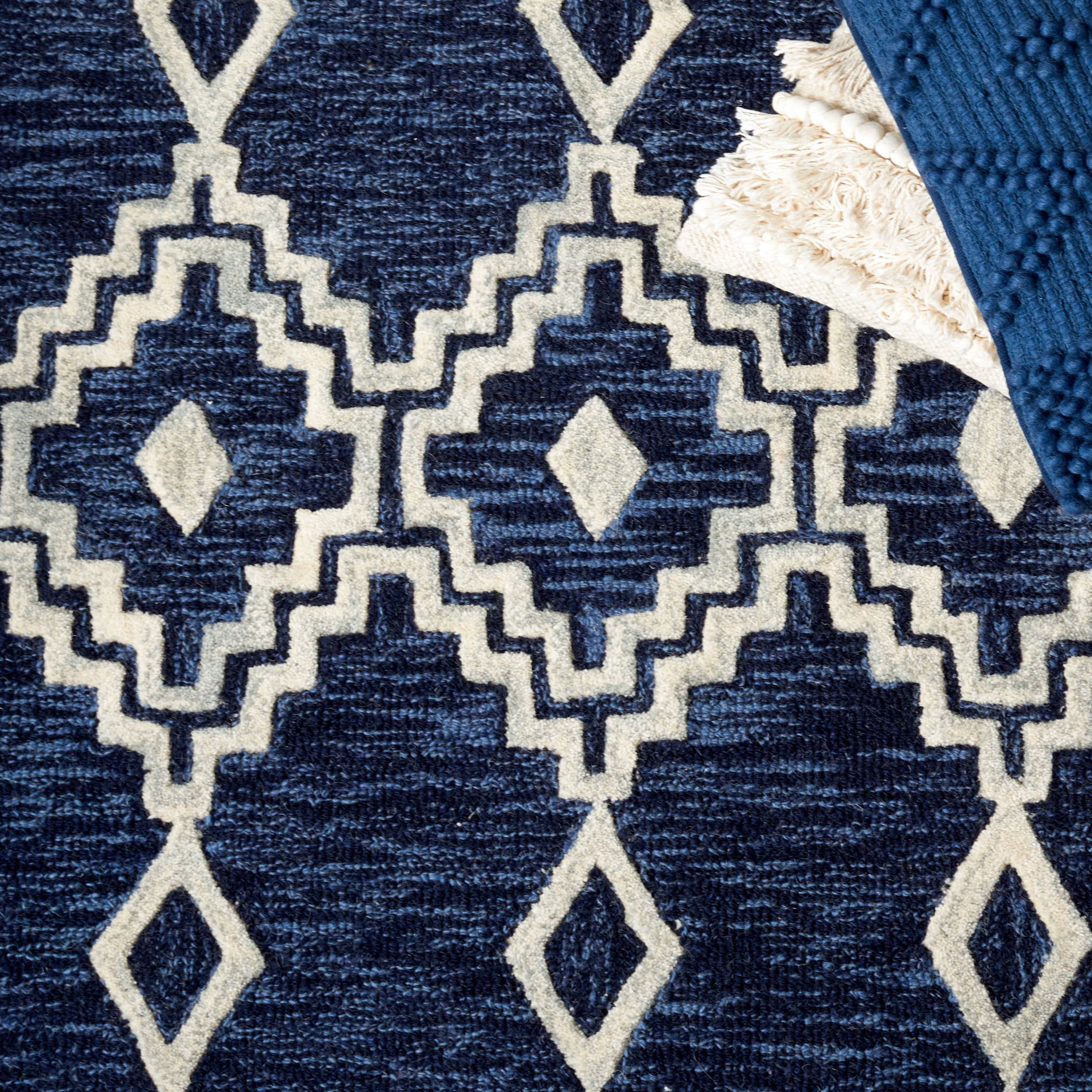 SAFAVIEH Abstract Torrey Geometric Wool Area Rug, Navy/Ivory, 6' x 6' Round