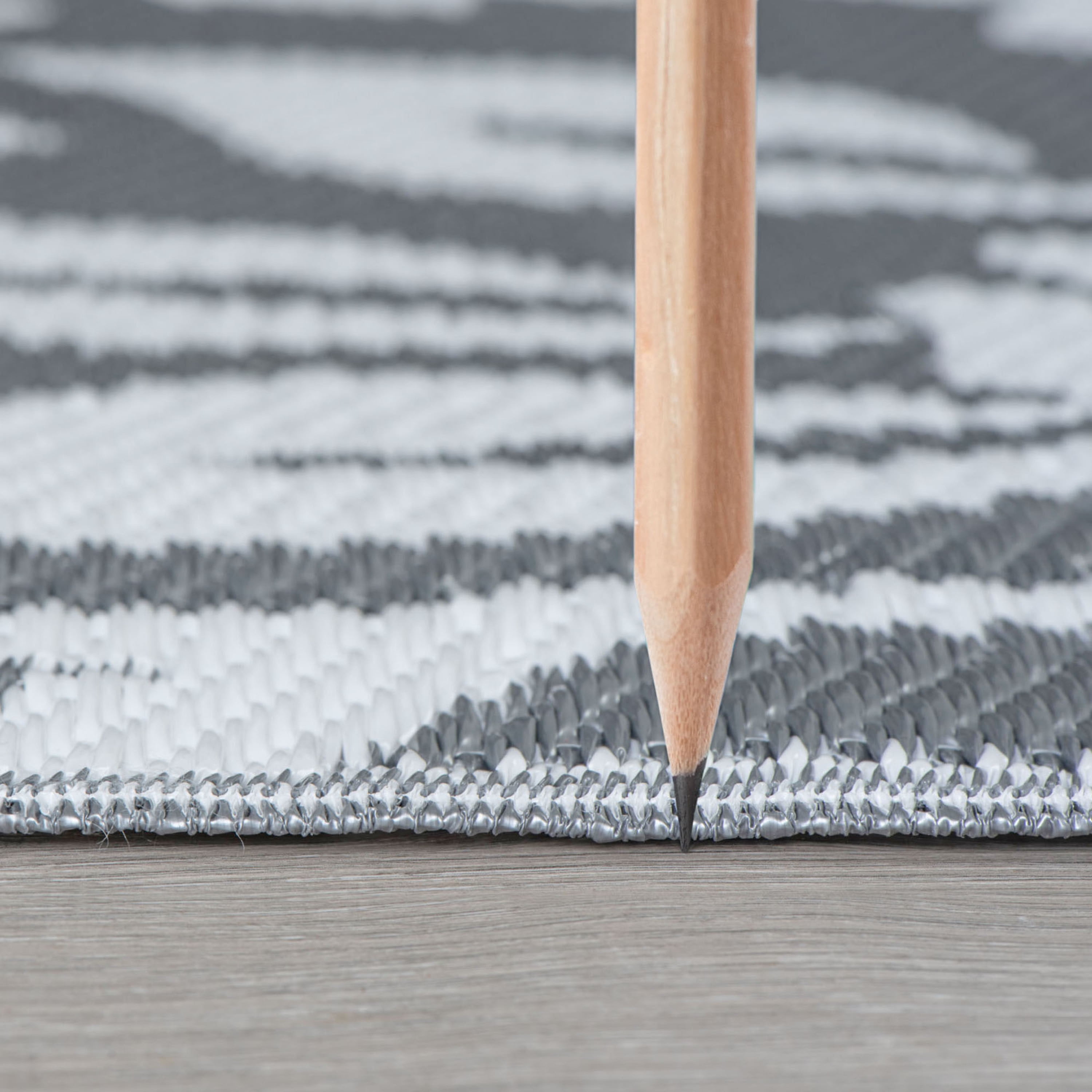 5x7 Reversible Gray and White Polypropylene Outdoor Floral Area Rug