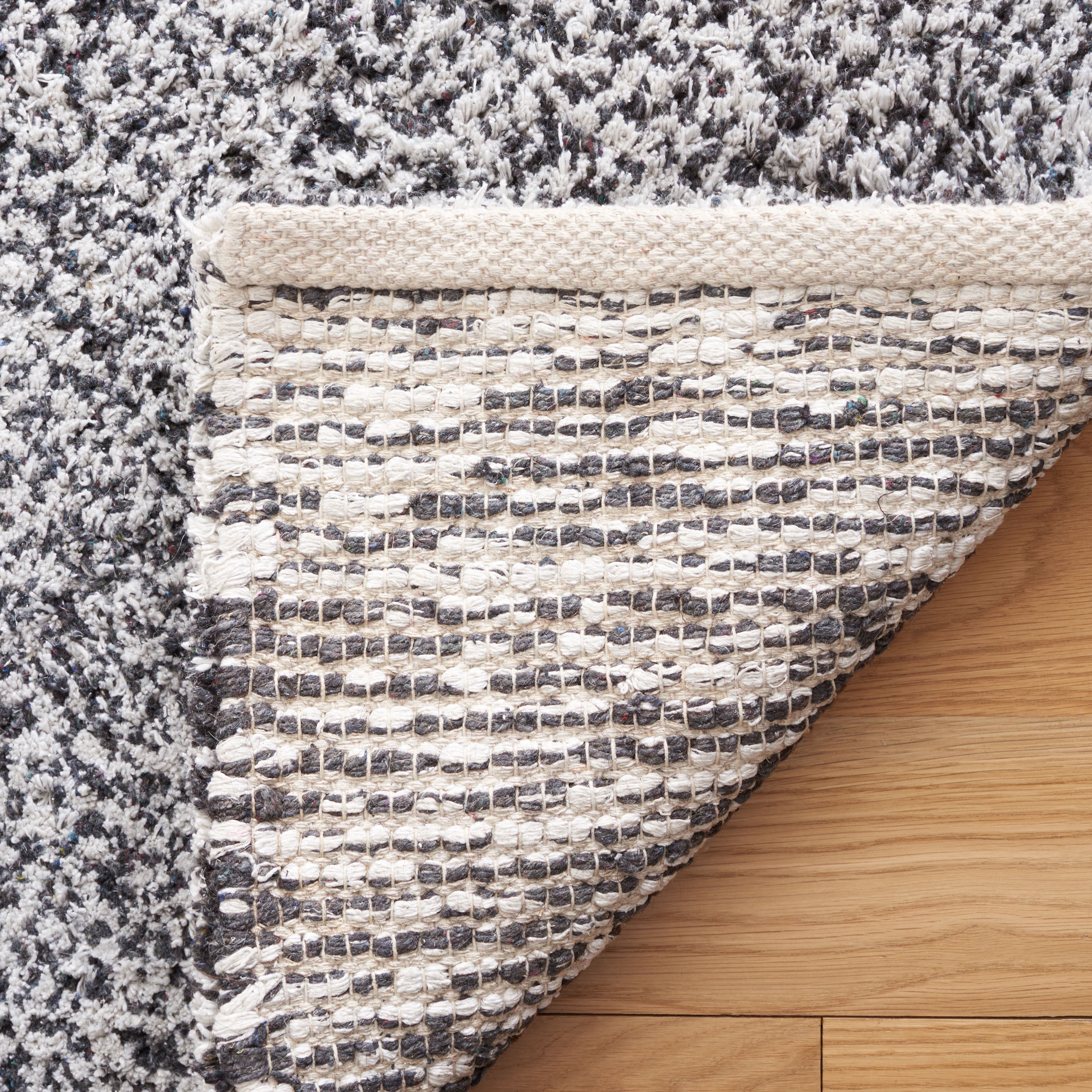 SAFAVIEH Berber Deena Distressed Area Rug, Ivory/Black, 6' x 9'