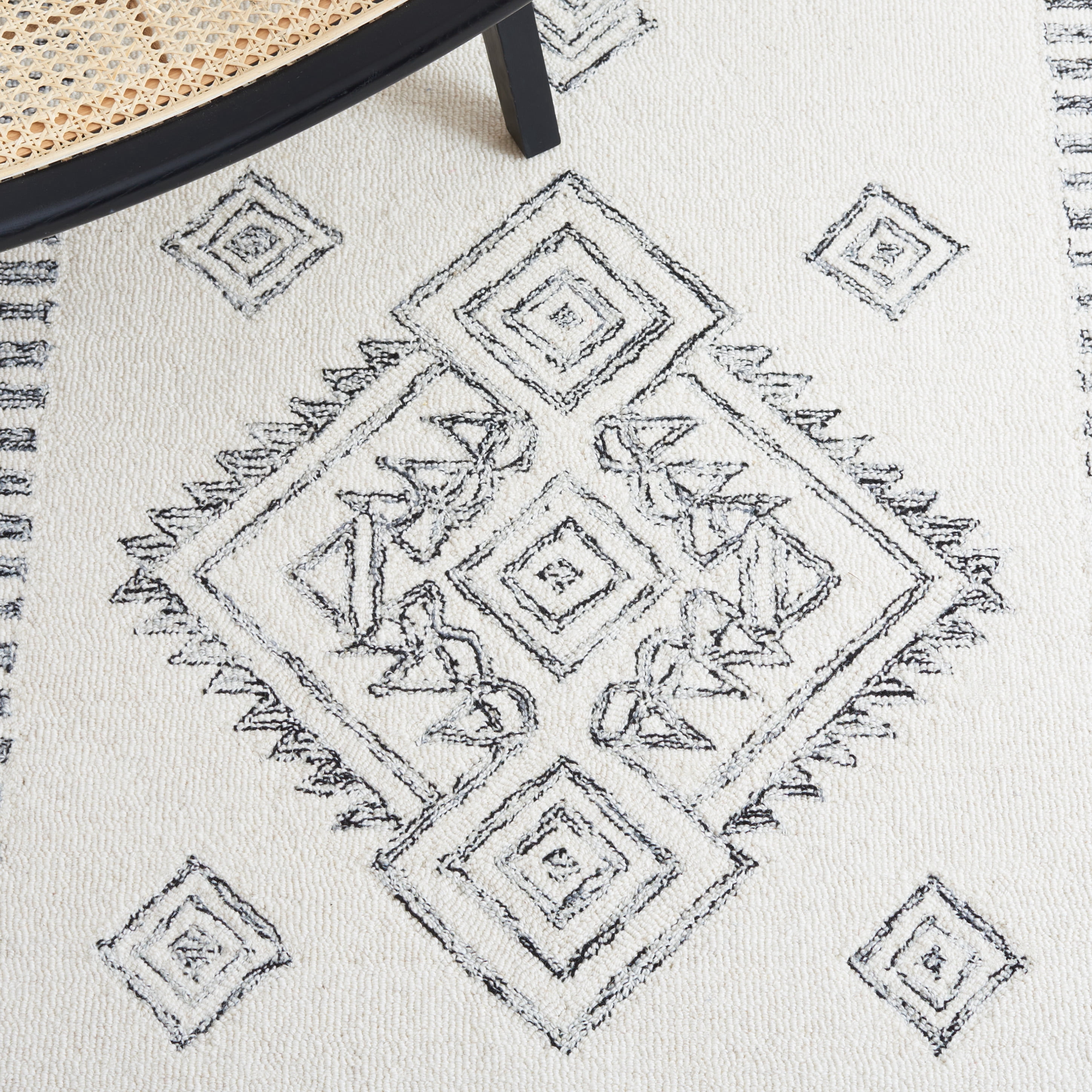 SAFAVIEH Casablanca Thorburn Medallion Area Rug, Ivory/Black, 6' x 6' Square