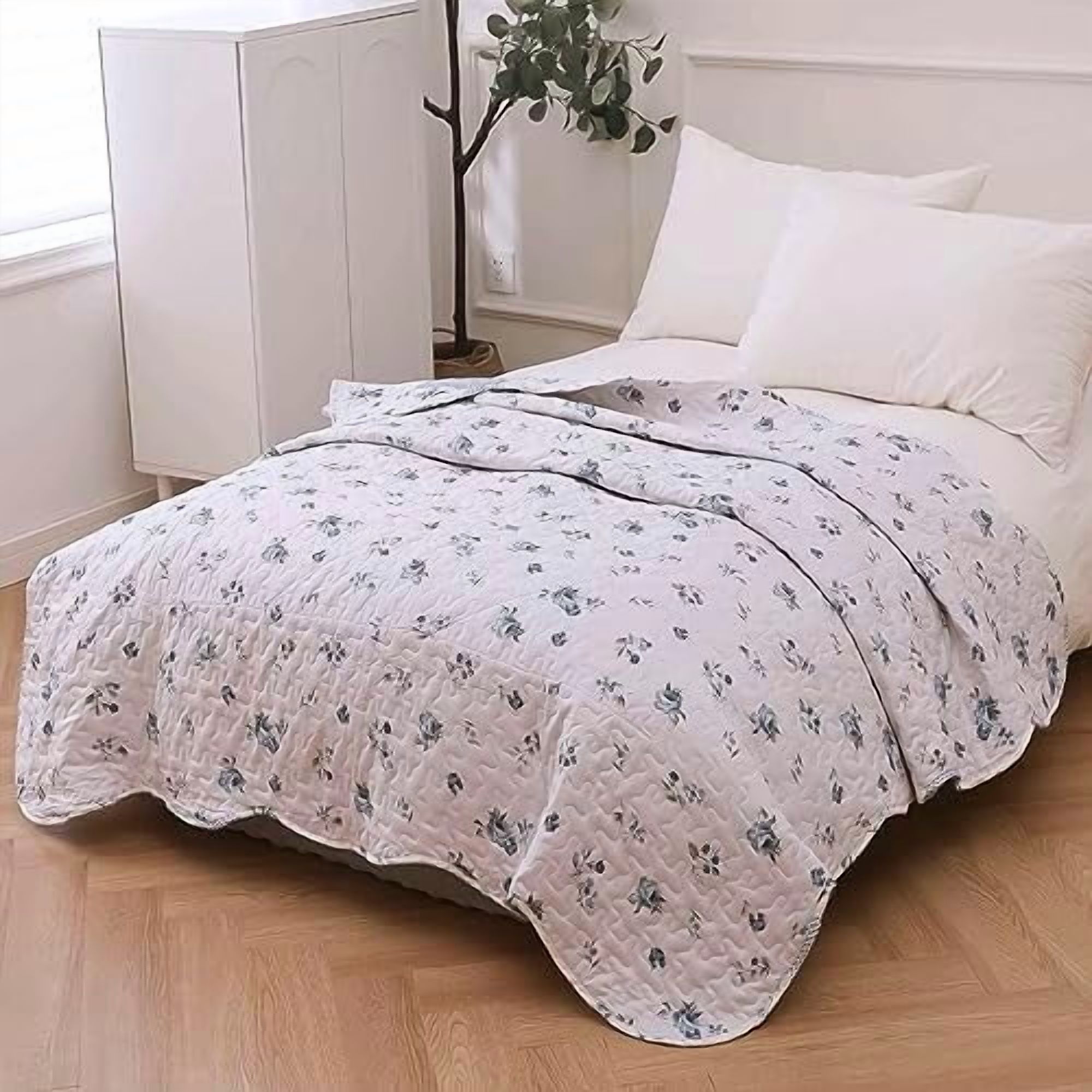 Twin Size Patchwork Quilt Throw Blanket for Couch Sofa Blue Vintage Floral Reversible Lightweight Quilted Bedspread Coverlets Flowers Quilt Soft Garden Comforter Bed Cover for Bed Home Decor