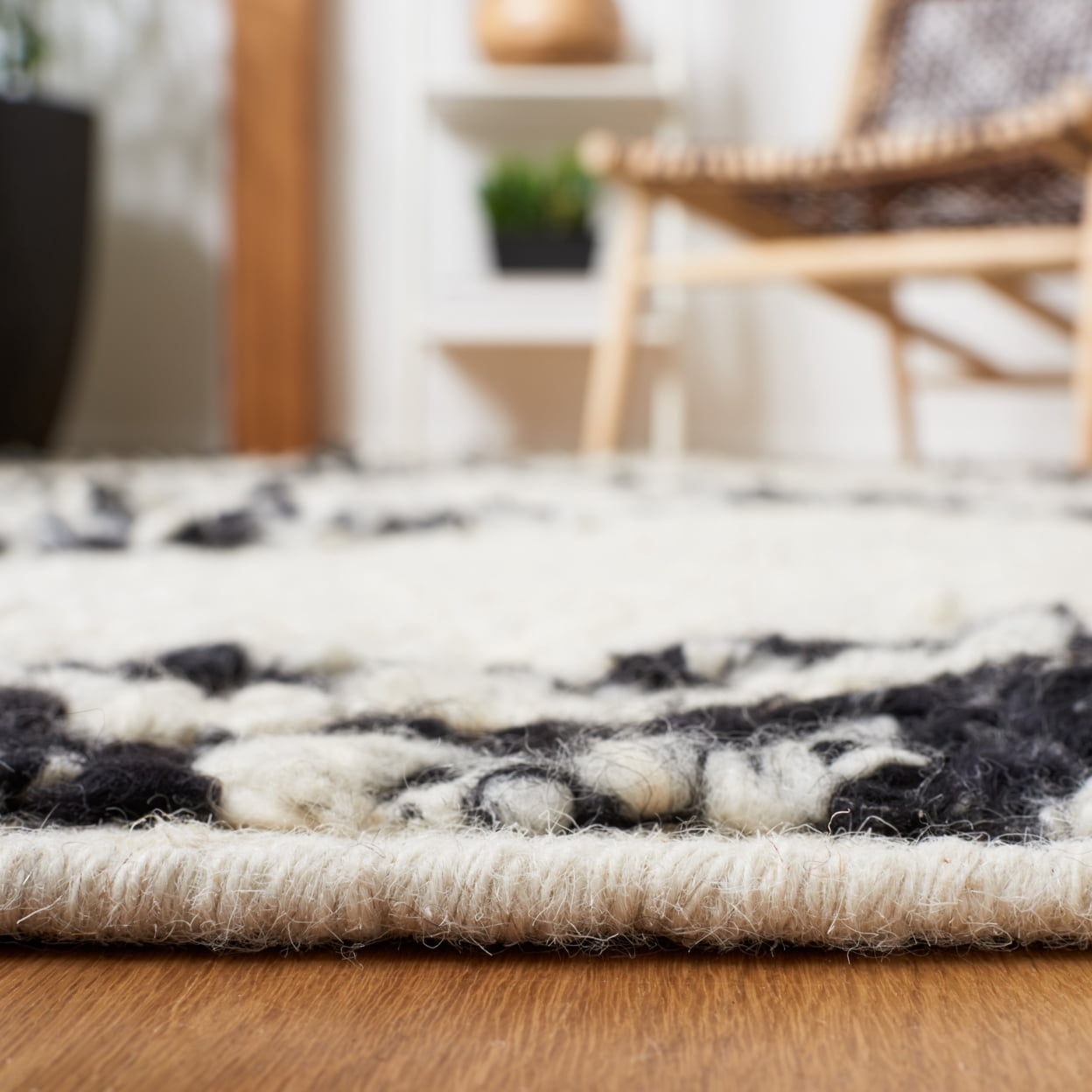 SAFAVIEH Manhattan Kayleah Diamond Area Rug, Ivory/Black, 5' x 8'
