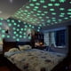 thumbnail image 4 of Pegatinas navideñas Avdjesfny con copos de nieve luminosos para pared, para habitación infantil, guardería, dormitorio, sala de estar, dormitorio, copos de nieve fluorescentes (50 unidades), 4 of 5