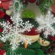 thumbnail image 4 of El árbol de Navidad está decorado con copos de nieve y cuelga coronas de copos de nieve., 4 of 5