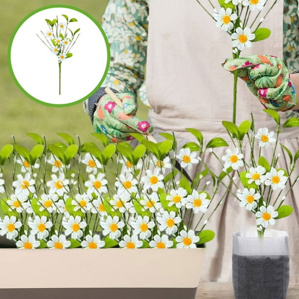 Arreglo Floral Artificial de Primavera: Margaritas, Flores Artificiales Europeas y Silvestres, Tallos de Bayas de Pascua y Hojas Verdes.