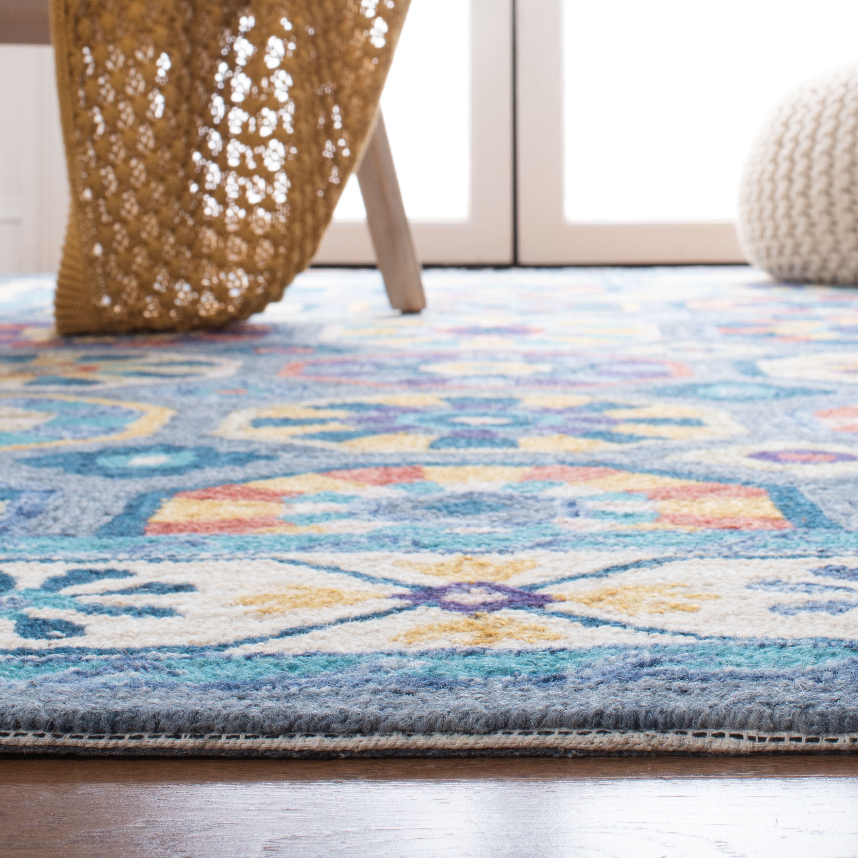 SAFAVIEH Metro Audra Medallion Area Rug, Blue/Ivory, 4' x 6'