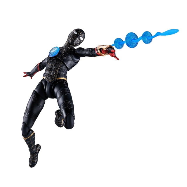 figura de acción tamashii nations spider-man no way home multicolor, vista frontal en salto con brazo derecho lanzando efecto de energía azul; S.H.Figuarts de 6 pulgadas con traje negro y detalles dorados y patrón geométrico en pechera y botas, manos intercambiables y articulación visible sobre fondo blanco. También suele usarse para dioramas de colección.