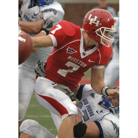 LAMINATED POSTERQuarterback Case Keenum, as part of the 2008 Houston Cougars football team faces off against the Air Poster Print 24 x