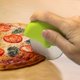 thumbnail image 3 of Paquete de 2 Ruedas y Rebanadoras para Cortar Pizza Rojo Verde, 3 of 5