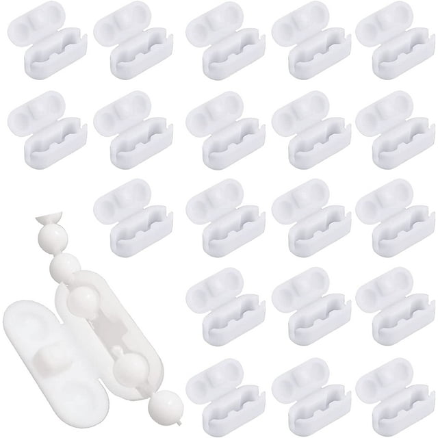 20 Pcs Raccords de Chaîne en Plastique, Incluant des Connecteurs de Chaîne Blancs et des Pinces de Chaîne Boule, Conçus pour Réparer des Stores, des Stores Vénitiens Ou des Rideaux. les Connecteurs Sont Légers, Durables et Compatibles avec les Stores Enrouleurs et les Toiles Verticales. Chaque Connecteur Mesure 1,7 cm de Longueur et 0,7 cm de Largeur, Convient à Divers types de Stores. l'Image Montre Plusieurs Connecteurs en Plastique Blancs Disposés en Rangées, avec un Connecteur Fixé à une Chaîne Boule pour la Démonstration. les Chaînes à Billes