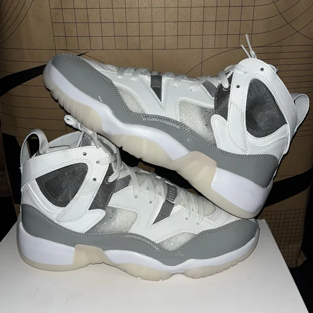 NEW N I-K-E Jo r-dan Jumpman Two Trey Summit White Gray NBY DR9631-002 Mens Size 9.5