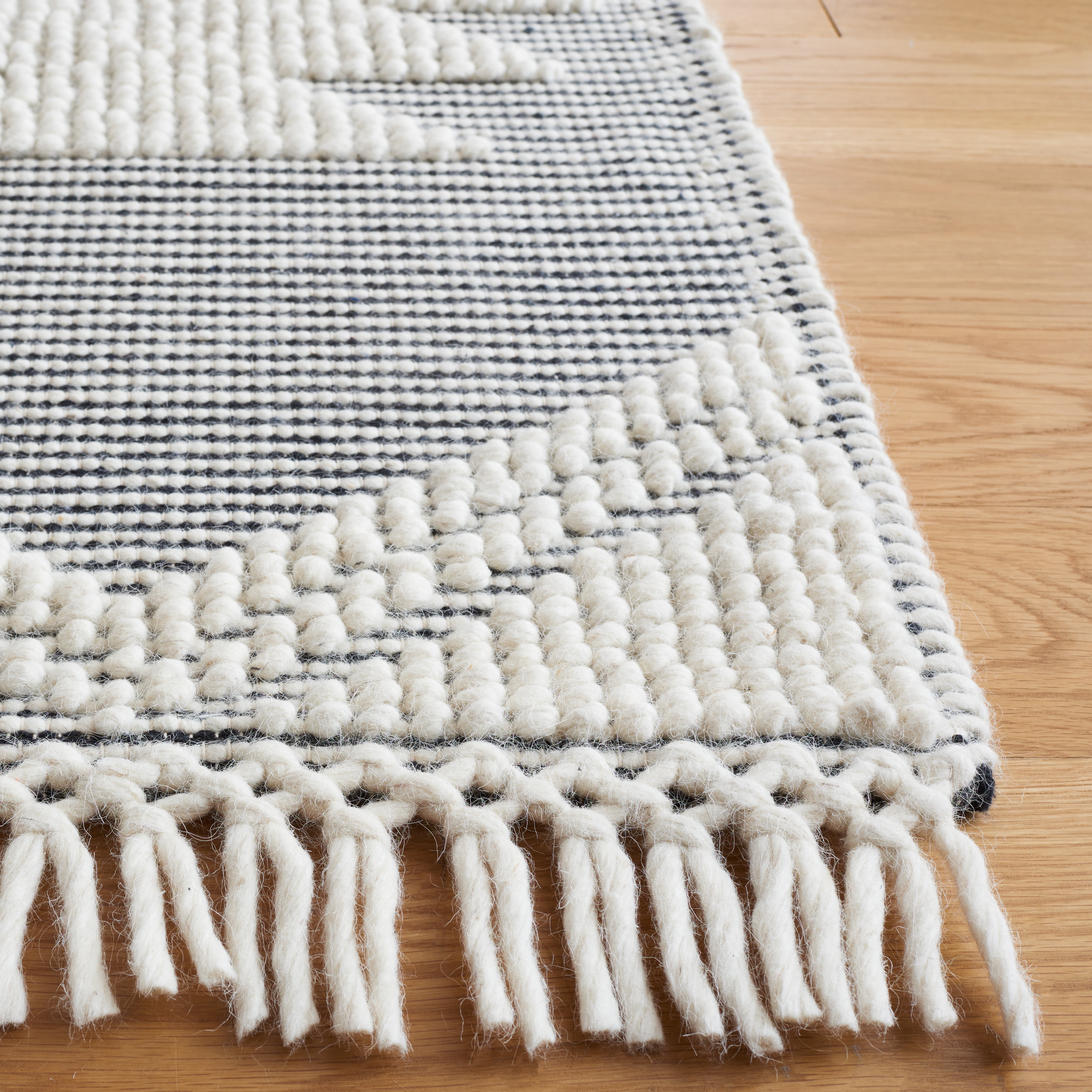 SAFAVIEH Marbella Annabelle Diamond Area Rug, Ivory/Black, 4' x 6'
