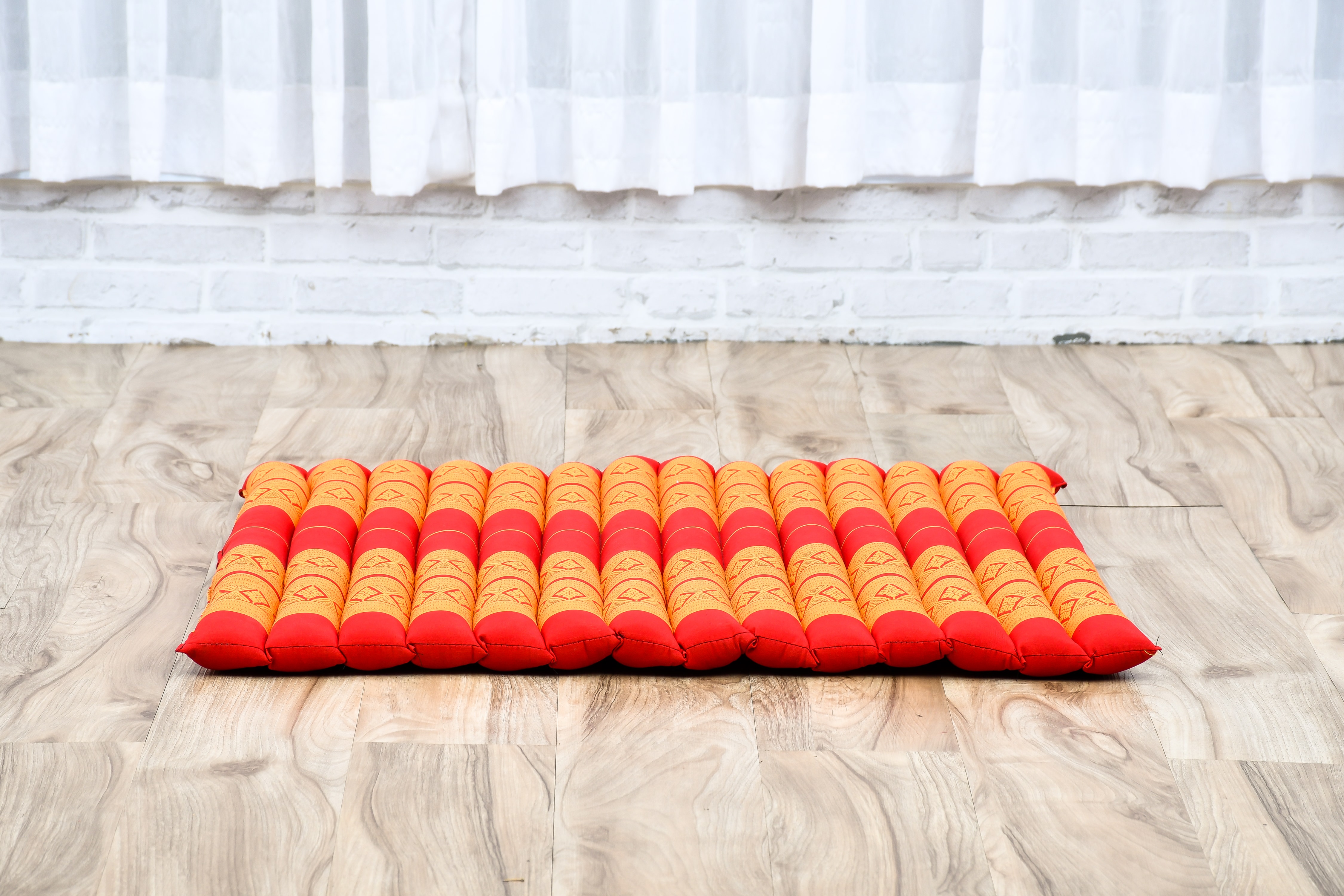 Leewadee Zabuton Seating Cushion – Square Floor Seat for Meditation Exercises, Light Yoga Mat Filled with Kapok, 28 x 28 inches, Orange Red