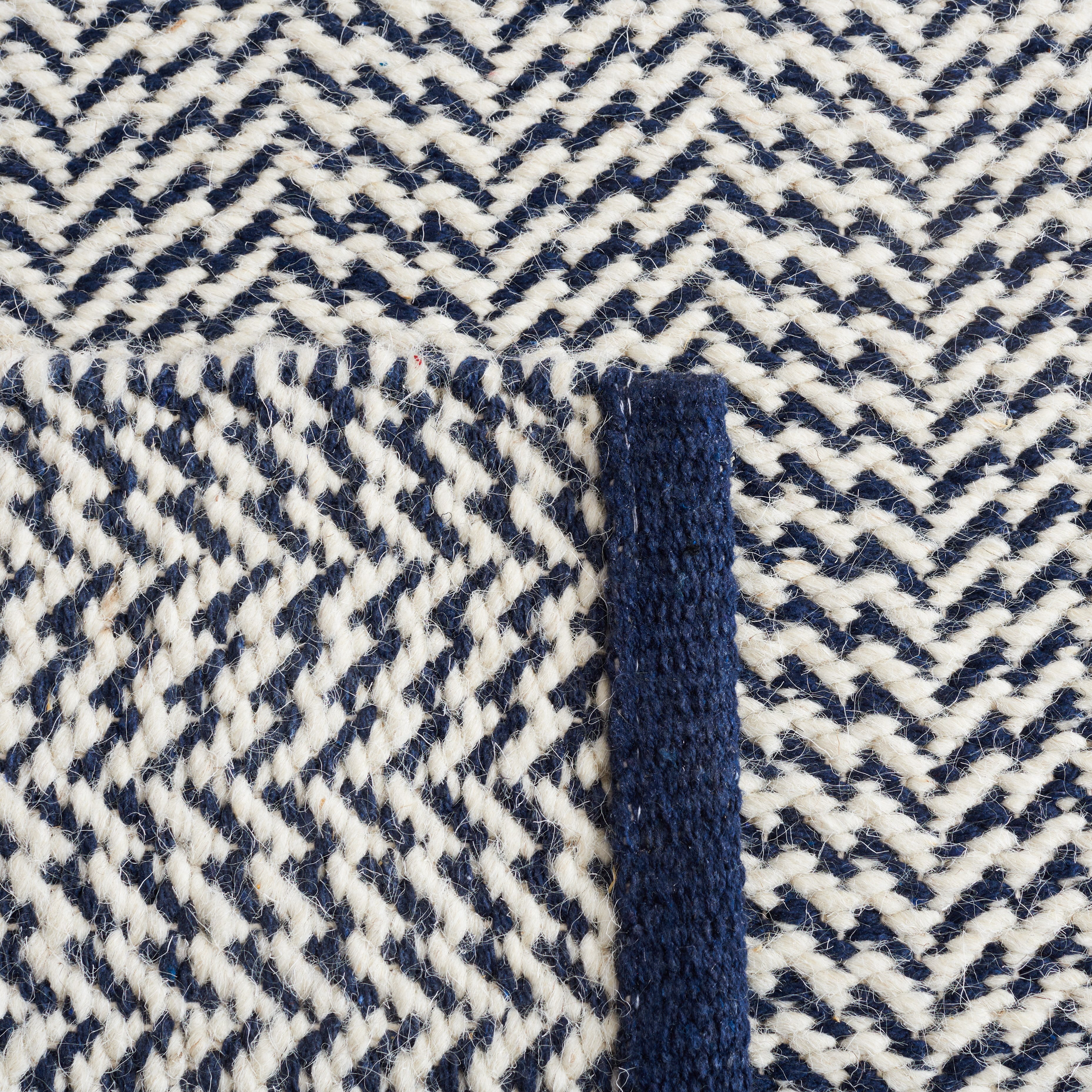 SAFAVIEH Vermont Zavia Chevron Area Rug, Navy/Ivory, 6' x 6' Square