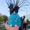thumbnail image 2 of Estatua divertida y sonriente del dedo medio de Junwait con adorno de resina, 2 of 5