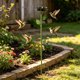 thumbnail image 3 of Bebedero con forma de flor para insectos | Estaca metálica de jardín para la hidratación de mariposas polinizadoras en exteriores, 3 of 5