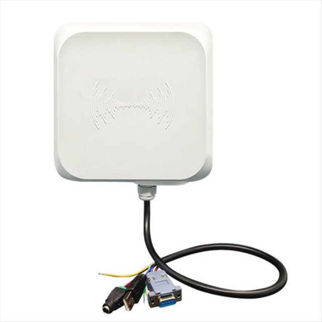 lector rfid uhf de alcance (0-5 m), interfaces rs232/485/wiegand26, antena integrada de 7 dbi, compatible con lectura de múltiples etiquetas. Vista frontal centrada de un lector UHF cuadrado color claro con ondas en relieve; cable negro sale por la base y muestra conectores RS232 DB9 y USB. Antena polarizada circular de 7 dBi incorporada, distancia de lectura ajustable, a menudo usado para identificación y control de acceso.