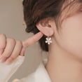 thumbnail image 4 of Pendientes de flor de piedra de ojo de gato con hebilla de oreja que combinan con todo, elegantes y modernos pendientes de nicho coreanos, 4 of 6