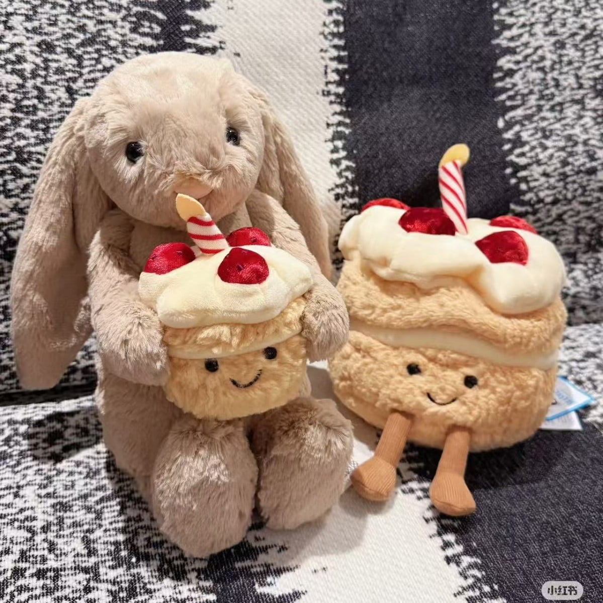 Cute Cake-Holding Bunny Plush Toy, Soft Heart Bunny Stuffed Animal, Adorable Cuddly Plush for Gifting, Comforting Hug Toy for Home Decor, Collectible Plush Doll