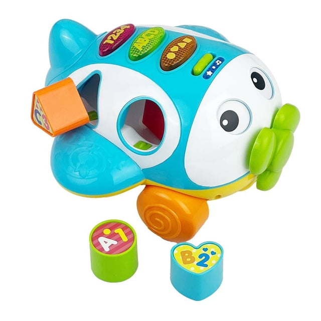 avión kidz time juguete interactivo de aprendizaje con formas geométricas y sonidos, vista 3/4 frontal de avión arrastrable azul y blanco con hélice verde y ojos móviles; cuatro botones superiores con símbolos de letras y números, dos ranuras para clasificar piezas geométricas (corazón y cilindro), ruedas naranjas y tira para jalar que activa movimiento y melodías; a menudo se usa también para introducir actividades de clasificación en juegos preescolares.