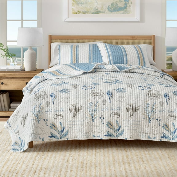 Great Bay Home Reversible Striped Coastal Quilt Set with Shams (Twin / Twin XL, Flag Stripe / Ocean Stories)