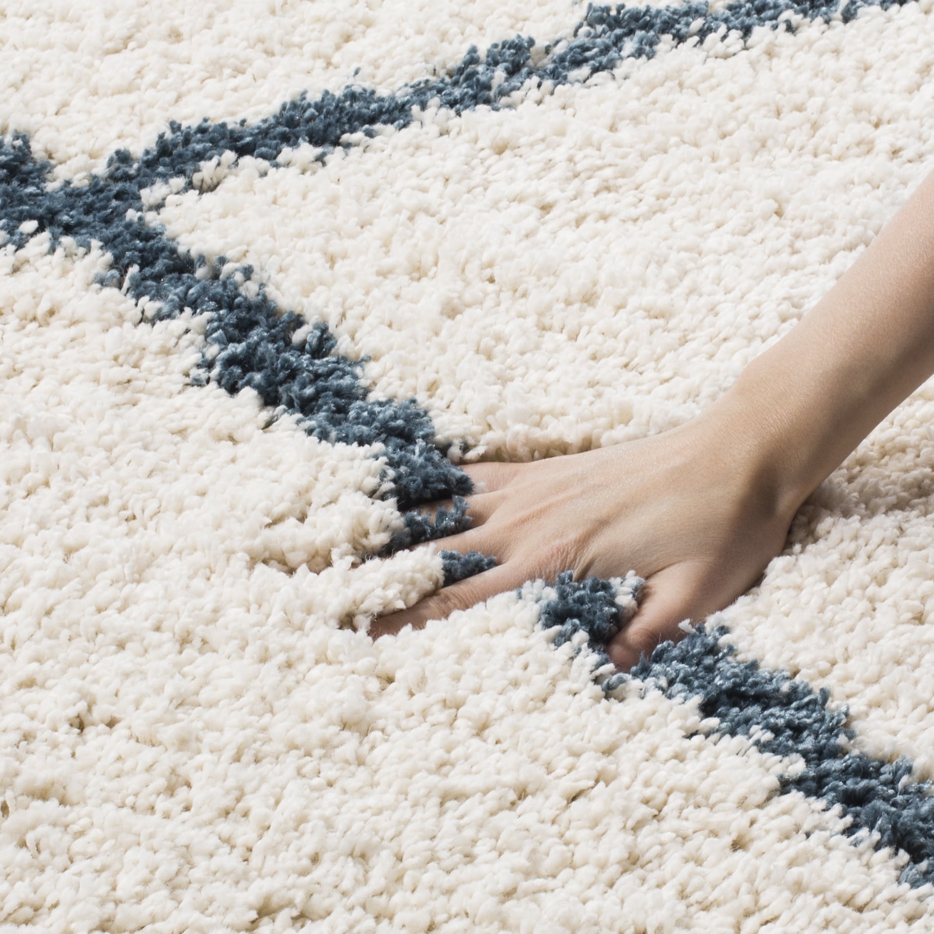 SAFAVIEH Hudson Amias Geometric Shag Area Rug, Ivory/Slate Blue, 5'1" x 7'6"