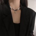 thumbnail image 4 of Collar de perlas blancas y negras asimétricas YONGSHENG de aleación para mujer, 4 of 5