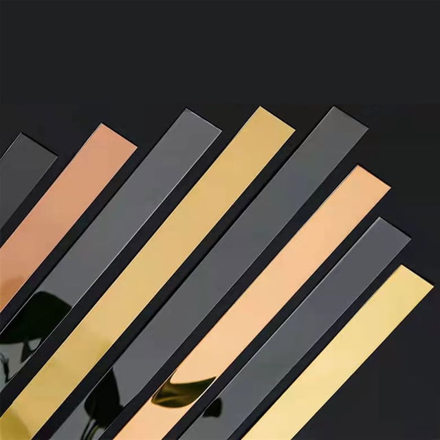moldura de pared autoadhesiva de acero inoxidable forvolwco 5 m color dorado tiras de 5 m en vista 3/4, perfiles ultrafinos (0.4 mm) y anchos variados con acabado espejo dorado y cepillado, película protectora visible sobre fondo negro liso; adecuada para zócalos y bordes decorativos.