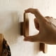 thumbnail image 2 of Gancho de pared rústico de madera maciza, perchero individual para toallas, sombreros, bolsos y batas de baño. Gancho de madera natural hecho a mano para el baño, dormitorio, cocina, entrada y, 2 of 6