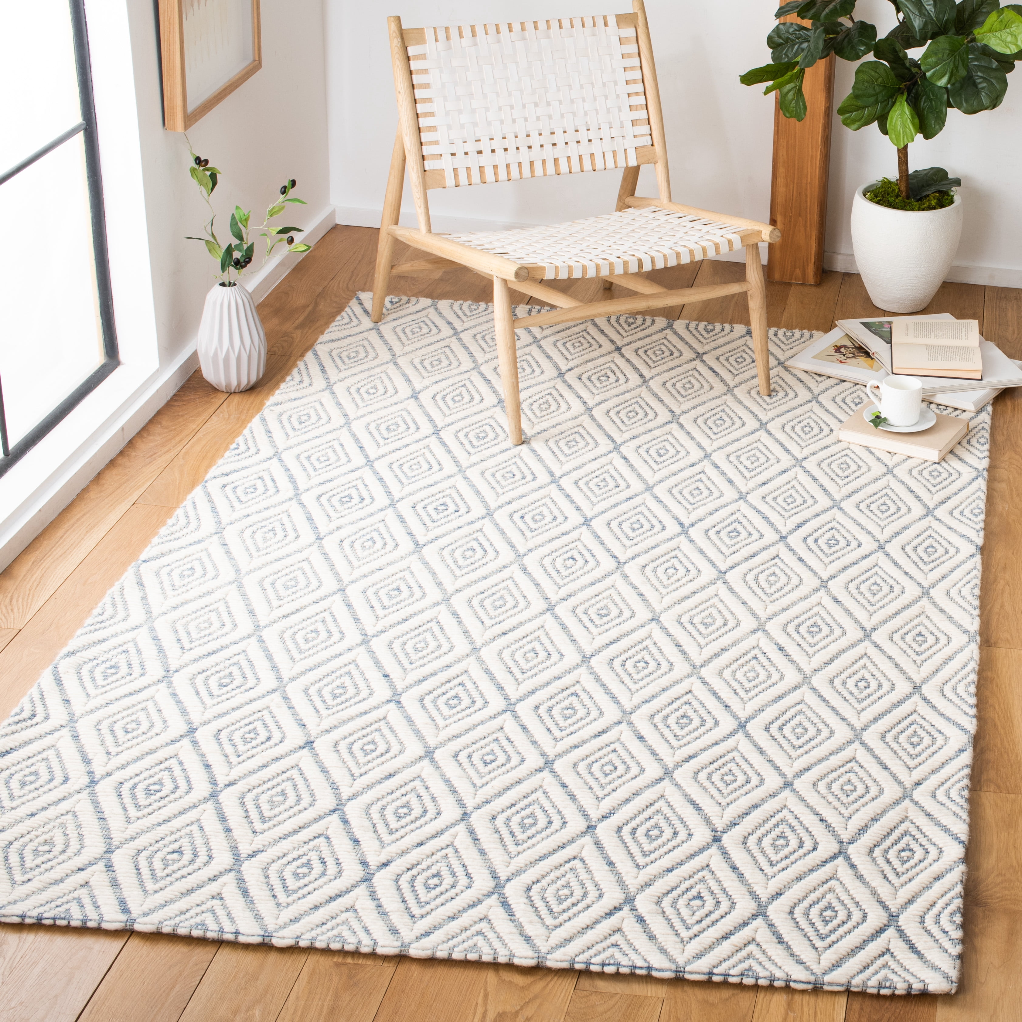 SAFAVIEH Marbella Winston Diamond Area Rug, Blue/Ivory, 4' x 6'