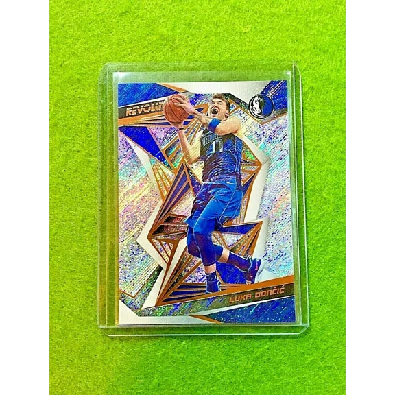 LUKA DONCIC PRIZM CARD JERSEY#77 MAVERICKS REFRACTOR - 2019-20 Panini REVOLUTION