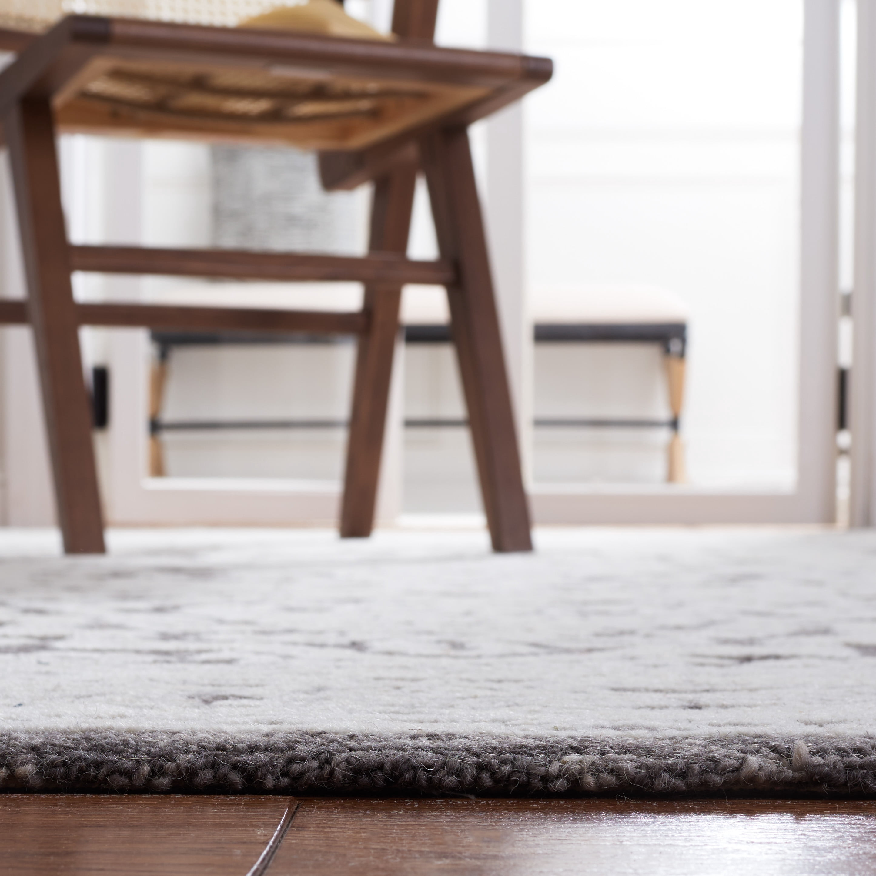 SAFAVIEH Roslyn Rionach Medallion Area Rug, Dark Grey/Ivory, 6' x 9'