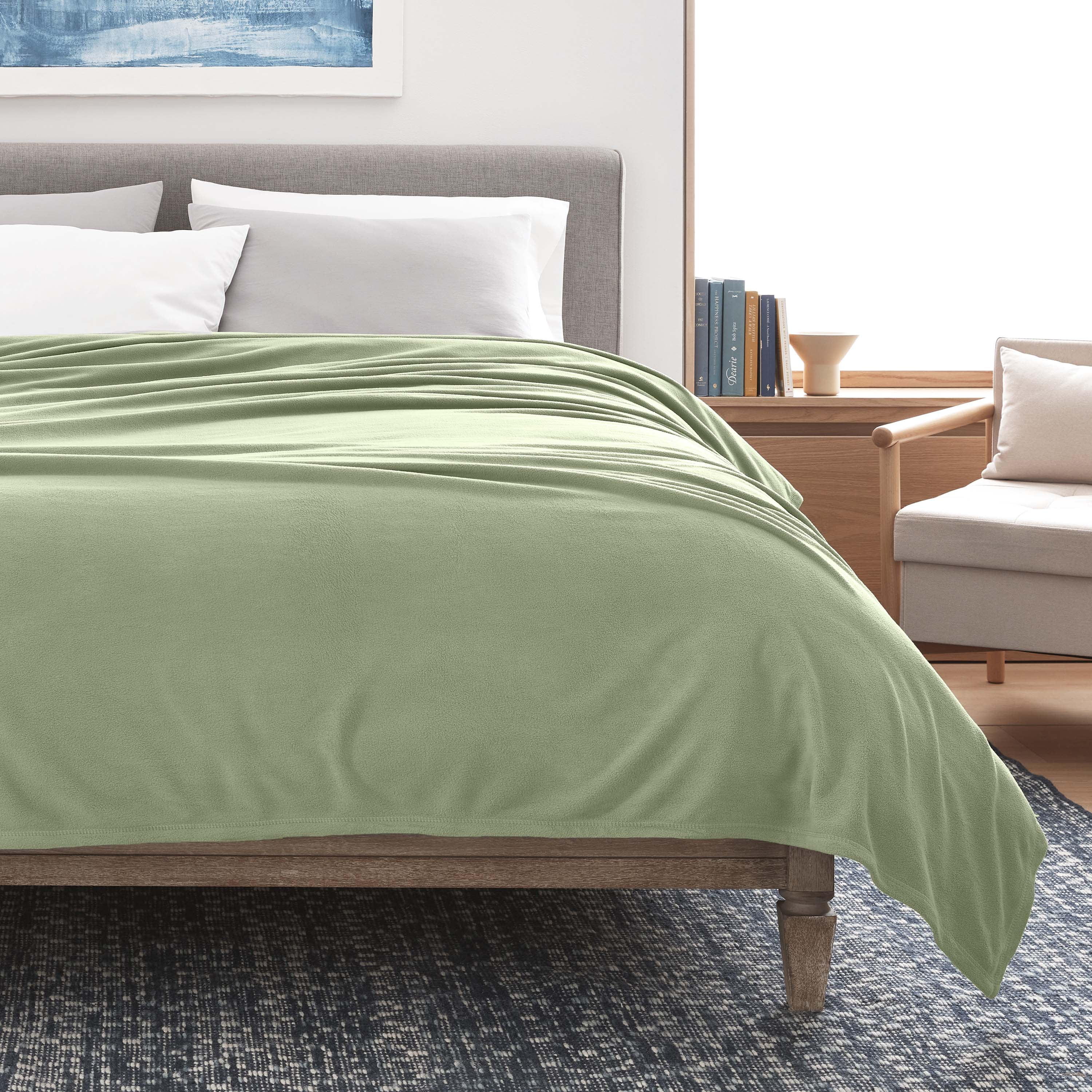 Soft All-Season Microfleece Bed Blanket – Lightweight Cozy Throw – King Size – Green