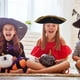 thumbnail image 5 of FELTECHELECTR Sombrero pirata con pluma de Halloween para fiestas de cosplay y máscaras, accesorio de disfraz de pirata cómodo y elegante, adorno para gorro de carnaval., 5 of 5