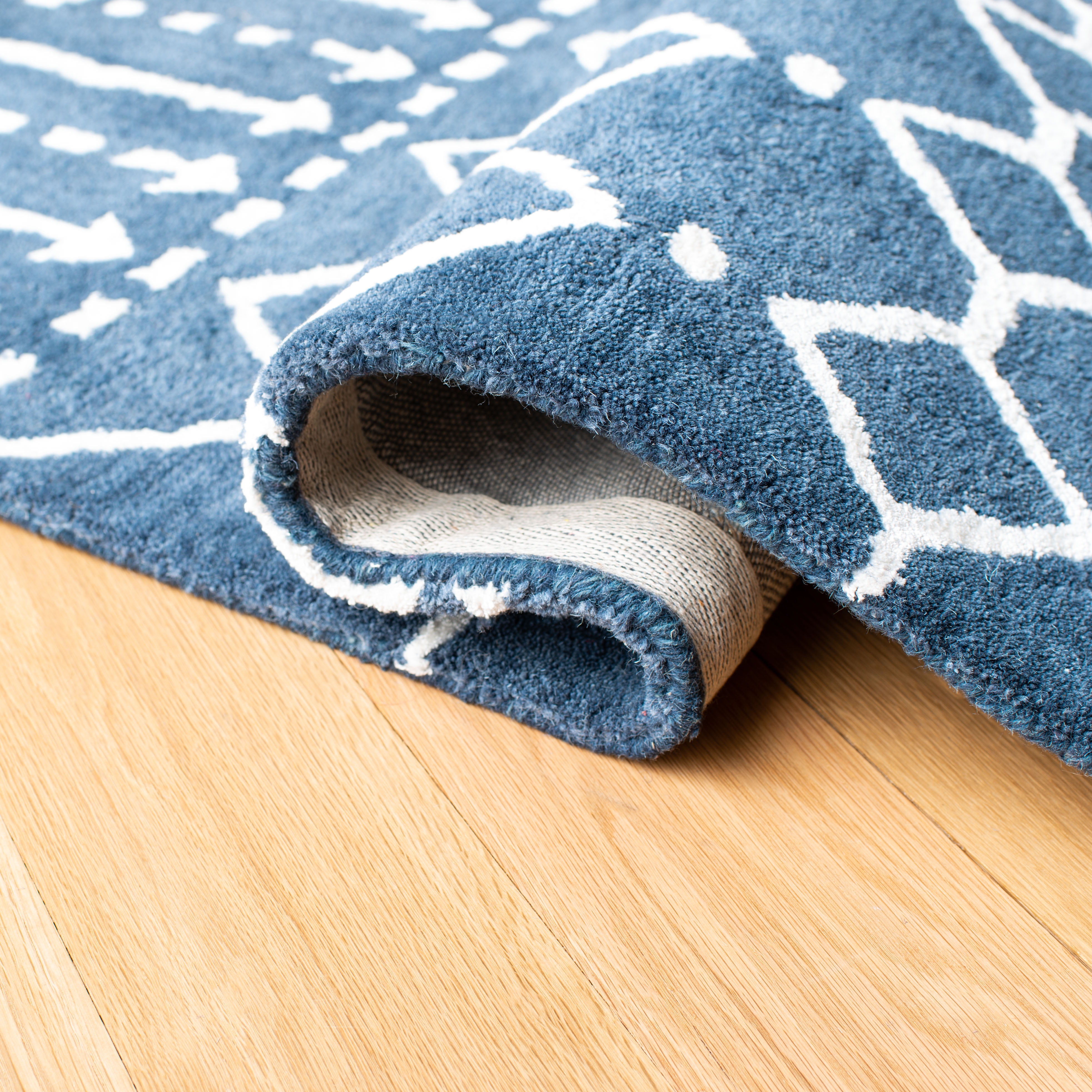 SAFAVIEH Himalaya Darin Geometric Wool Area Rug, Navy/Ivory, 6' x 9'