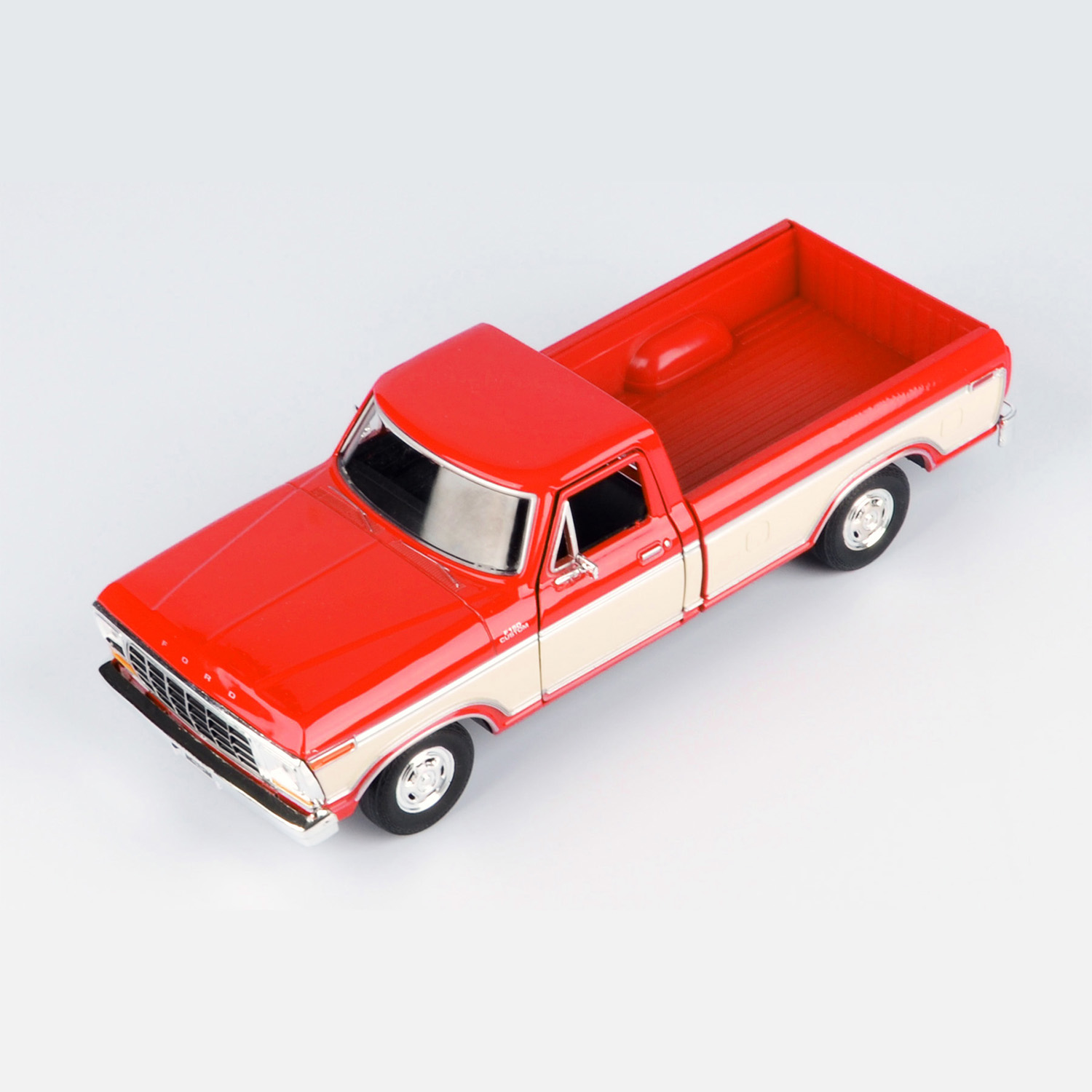 Motormax 1/24 Scale 1979 Ford F-150 Custom Pickup Diecast Car in two tone Red and Cream color