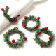 thumbnail image 1 of Juego de 4 servilleteros navideños, corona de agujas de pino con servilletero de frutos rojos para invierno, reunión familiar, banquete, 1 of 5