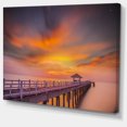 thumbnail image 2 of Bord de Mer avec Long Quai en Bois, 2 of 3