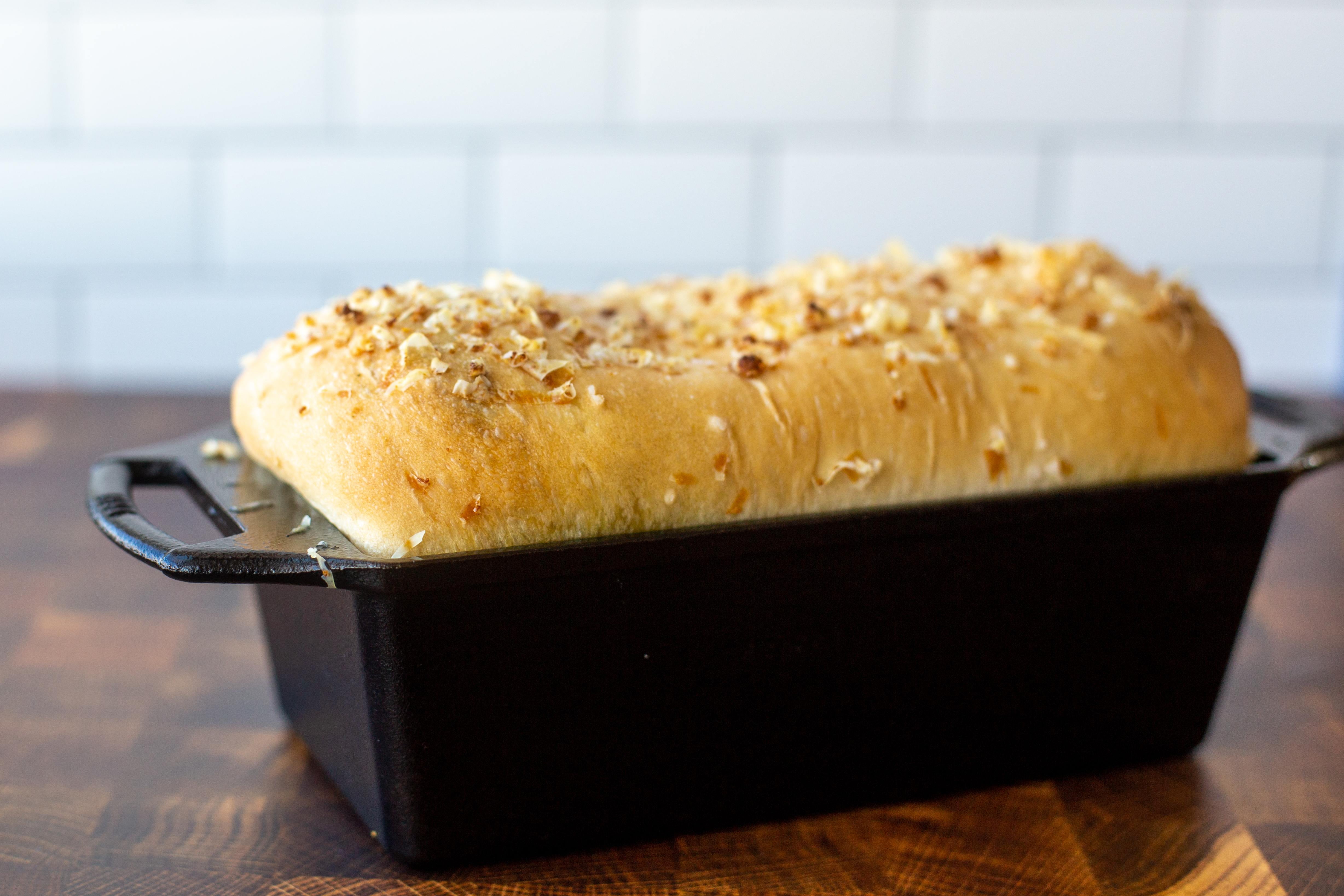 Lodge 8.5" x 4.5" Loaf Pan, Seasoned Cast Iron