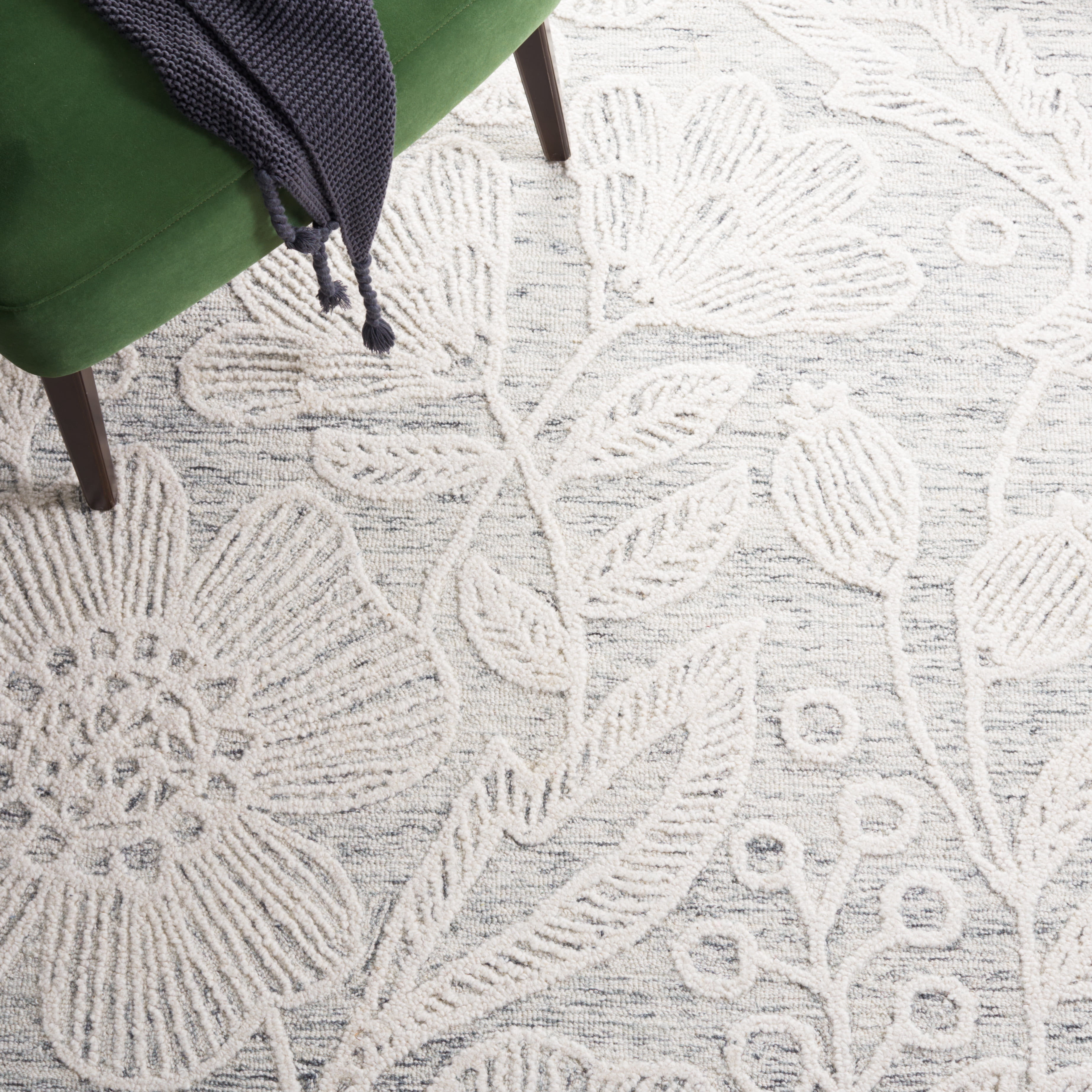 SAFAVIEH Jardin Natalie Floral Wool Area Rug, Gray/Ivory, 6' x 6' Square