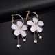 thumbnail image 5 of Elegantes pendientes largos con borlas circulares transparentes de estilo coreano con forma de flor (blancos), 5 of 5