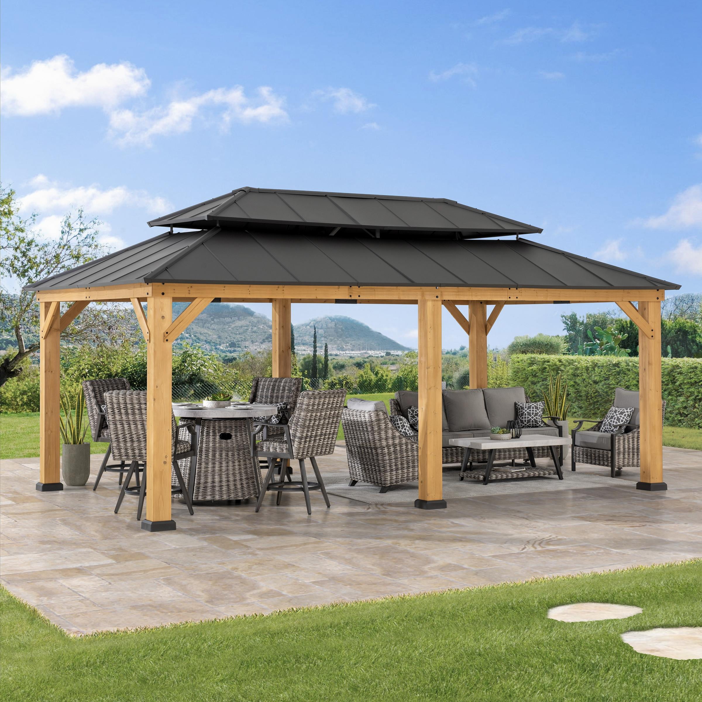 Sunjoy Gazebo en Bois 12 x 20 Pi, Gazebo Extérieur en Acier avec Toit Métallique à Deux Niveaux, Charpente en Cèdre, Adapté aux Terrasses, Jardins et Pelouses, Marron Foncé