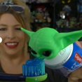 thumbnail image 4 of Disney-dispensador de pasta de dientes para bebé Yoda, divertido y Tricky, cabeza de película circundante, nuevos productos, 4 of 4