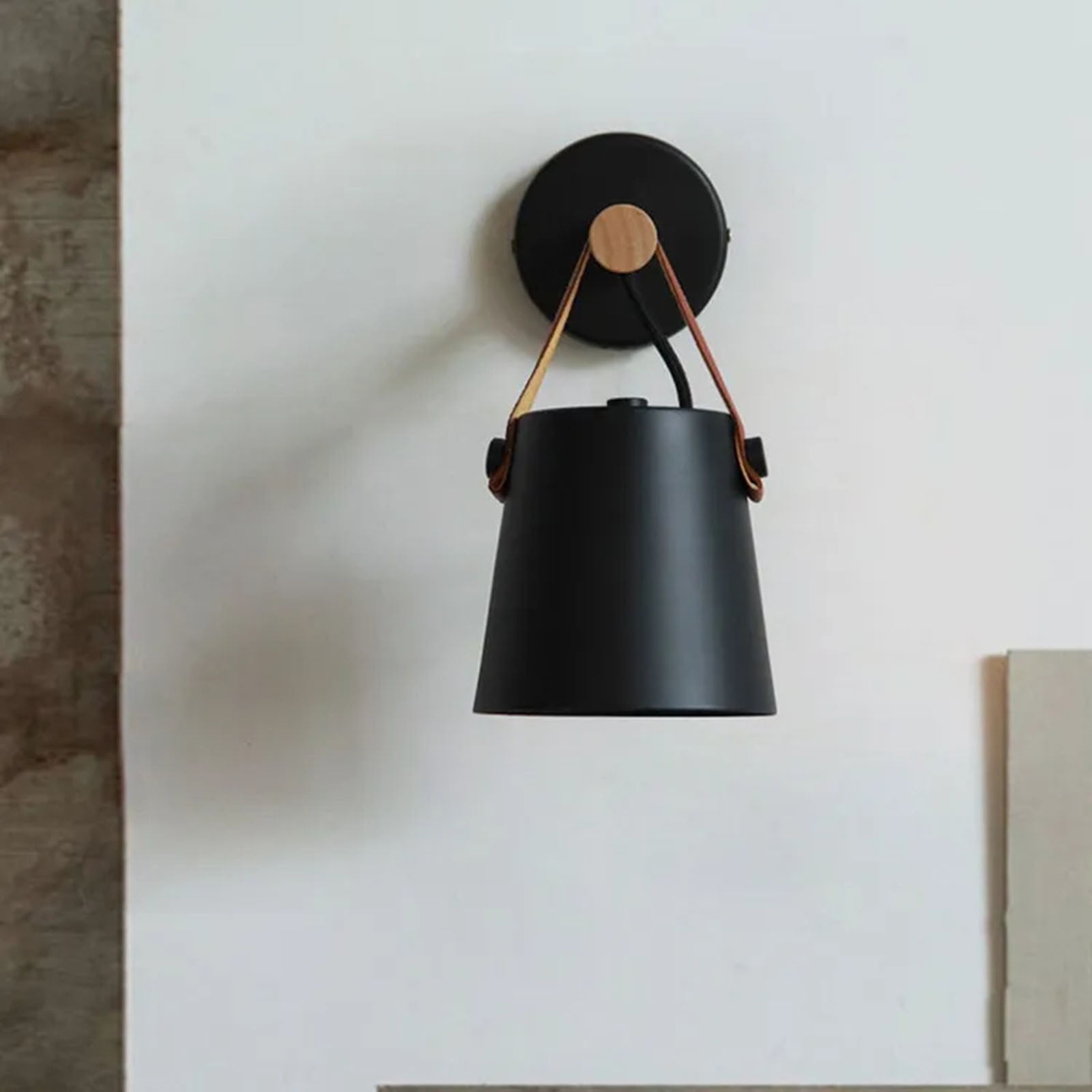 Industrial Black Iron Wall Sconce with Brown Leather Strap, Rustic Wood Backplate LED Wall Lamp, Vintage Belt Light Fixture for Bedroom Bedside Living Room Hallway TV Wall Decor