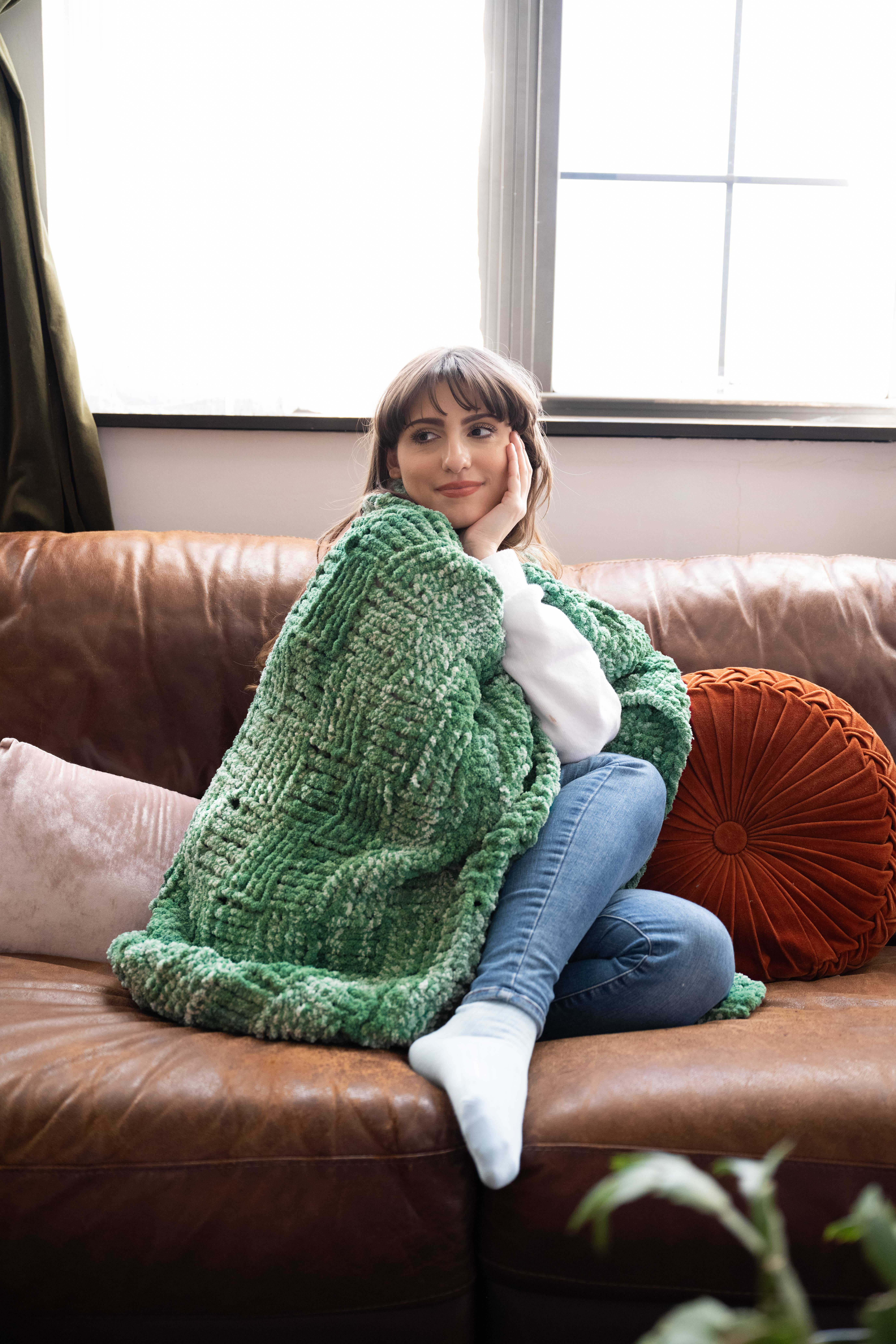 Lion Brand Cover Story Dreamland Pebble Beach Yarn #6 Super Bulky Blanket Yarn, 300g/ 135m - 1CT