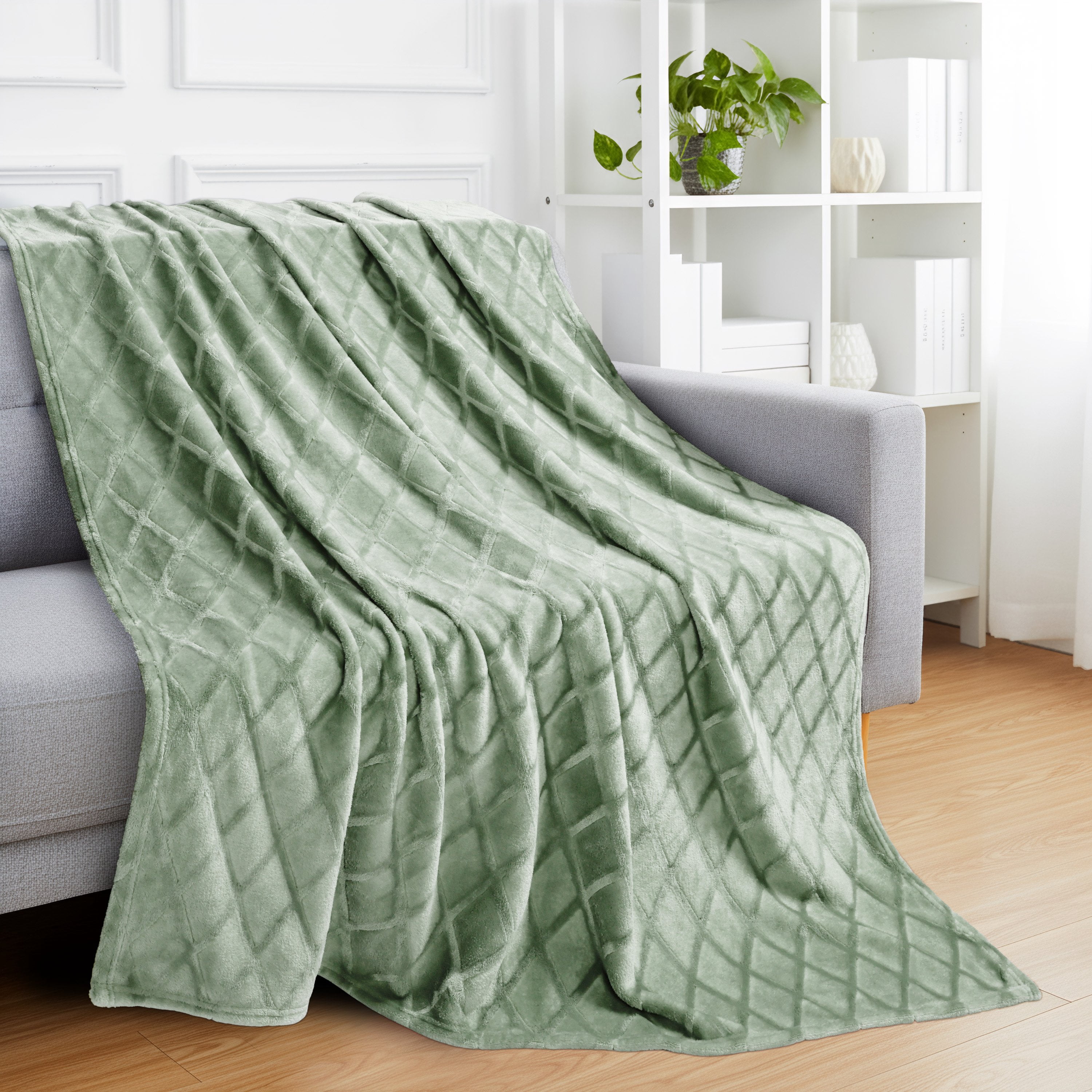 Hometrends Mother’s Day Cozy Gift Set Green – Blanket, Socks & Mug